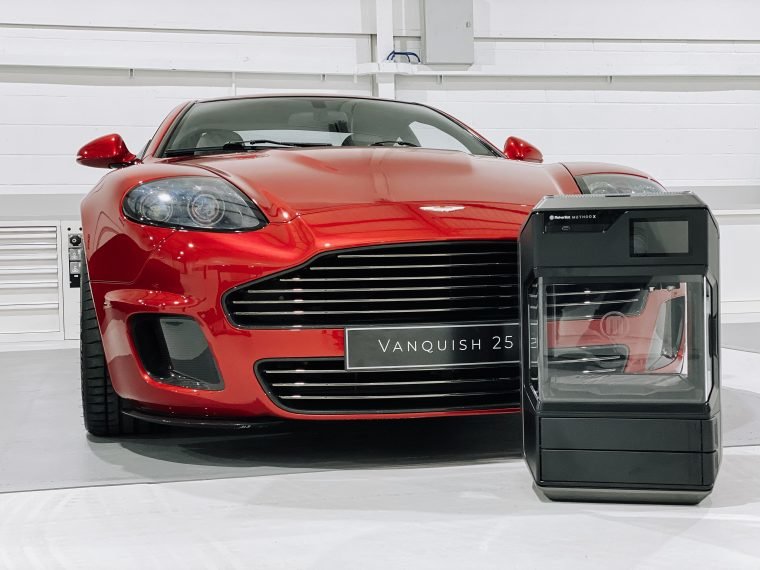 CALLUM, IL DESIGNER BRITANNICO DI AUTOMOBILI E PRODOTTI LIFESTYLE DI LUSSO, INSTALLA LA STAMPANTE 3D MAKERBOT METHOD X PER LA PRODUZIONE DI PROTOTIPI, UTENSILI E PARTI PER L'USO FINALE. A PARTIRE DALLA SUA ASTON MARTIN CALLUM VANQUISH 25 DI R-REFORGED